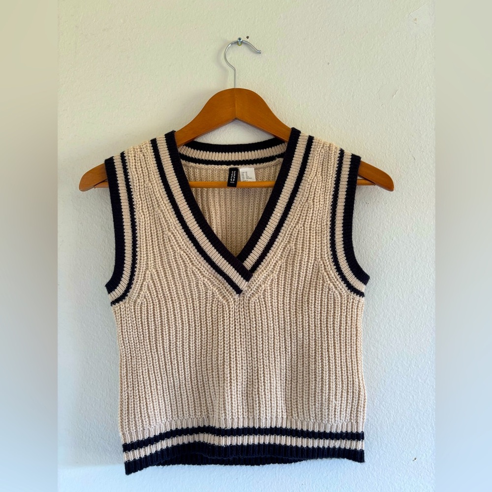 H&M Divided Knitted Cropped Vest